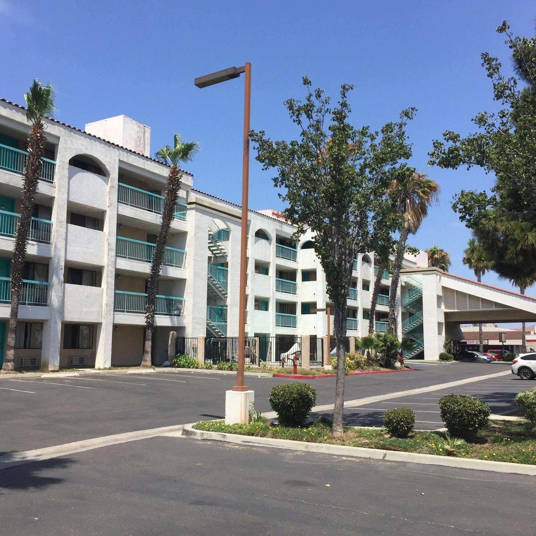 丘拉维斯塔红顶普拉斯酒店 外观 照片